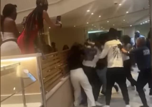 Schlägerei um Chicken Nuggets auf Kreuzfahrtschiff: Video