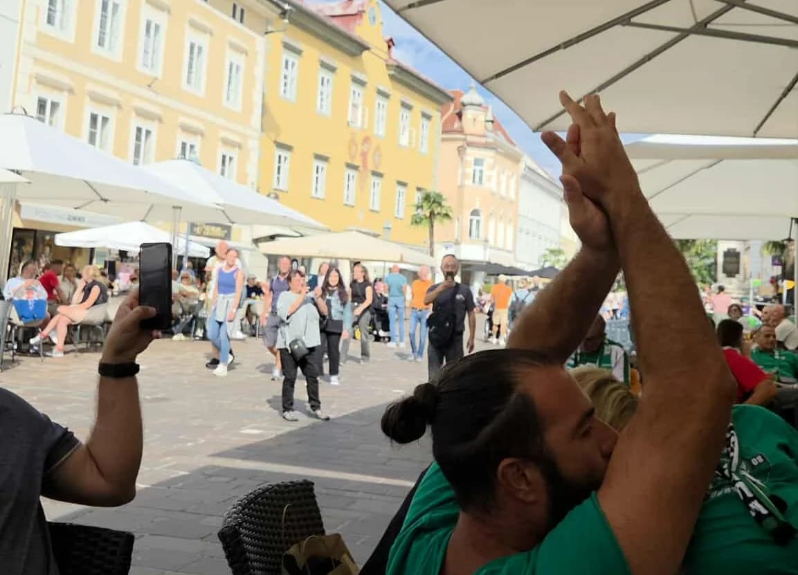 Aficionados del Omonia impresionan en Austria (fotos-video)