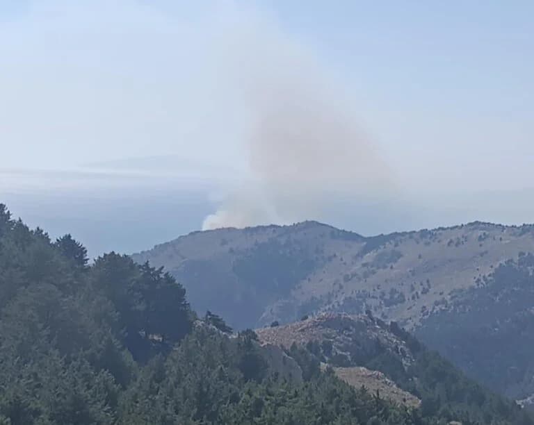 Φωτιά στη Σύμη: Επιχειρούν εναέρια μέσα