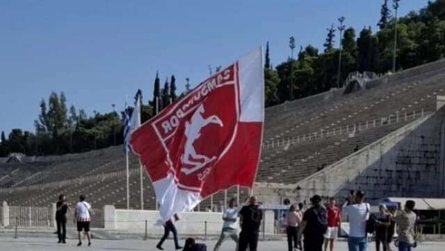 Οπαδός της Σάμσουνσπορ με σημαία Κεμάλ στο Παναθηναϊκό Στάδιο