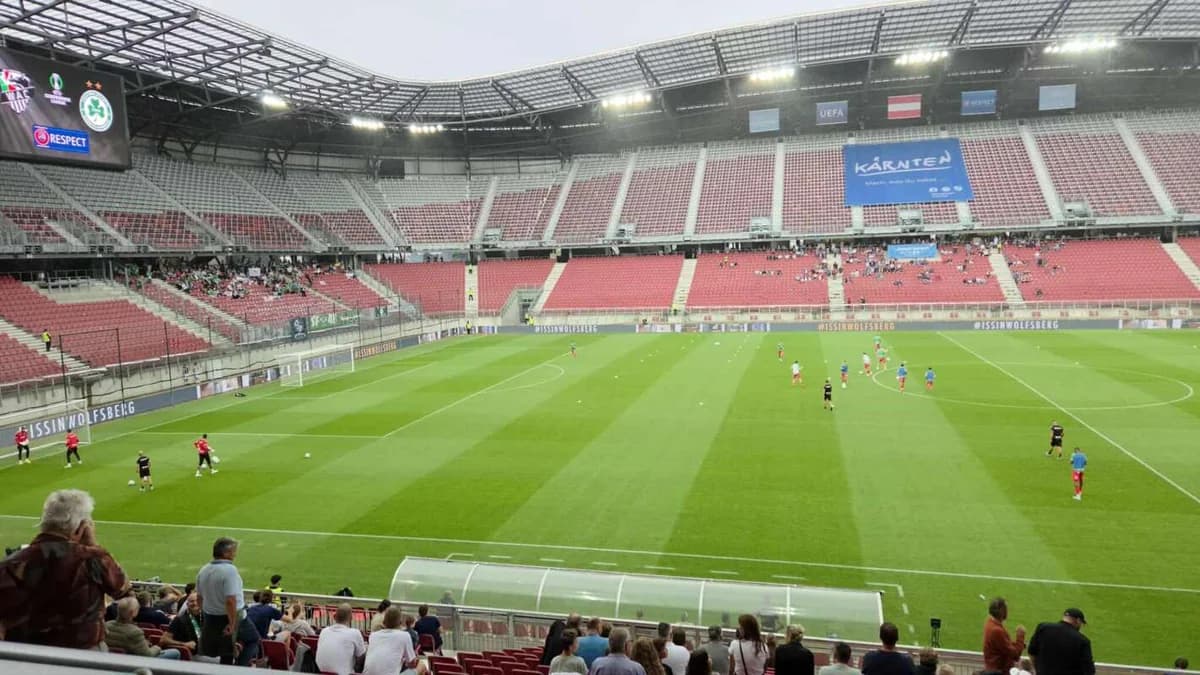 Omonia: Sprechchöre, leere Tribünen wegen Regen (vid)