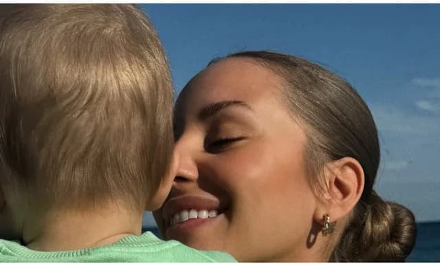 Andromachi: Tierno video con su hijo en la playa