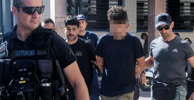Патры: Родители настаивают на невиновности 25-летнего парня в деле о пожаре