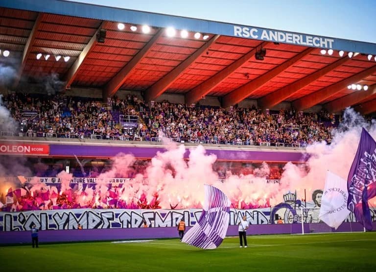 Anderlecht – AEK: Zusammenstöße und Festnahmen nach dem Spiel, Polizist verletzt