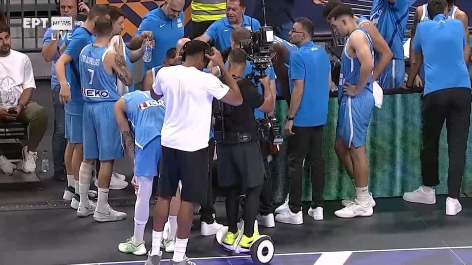 Giannis Antetokounmpo "roba" los auriculares del camarógrafo de ERT