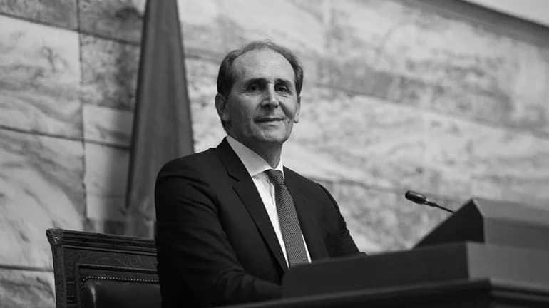 Συγκίνηση στην κηδεία του Απόστολου Βεσυρόπουλου – Παρόντες Μητσοτάκης και πολιτικοί