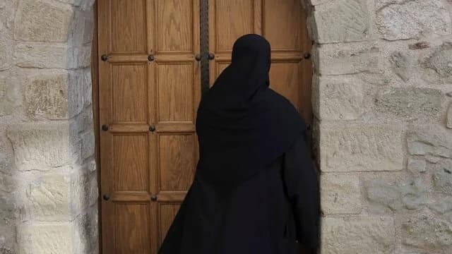 Chania: Detenida una mujer de 52 años por hacerse pasar por monja y vender artículos religiosos
