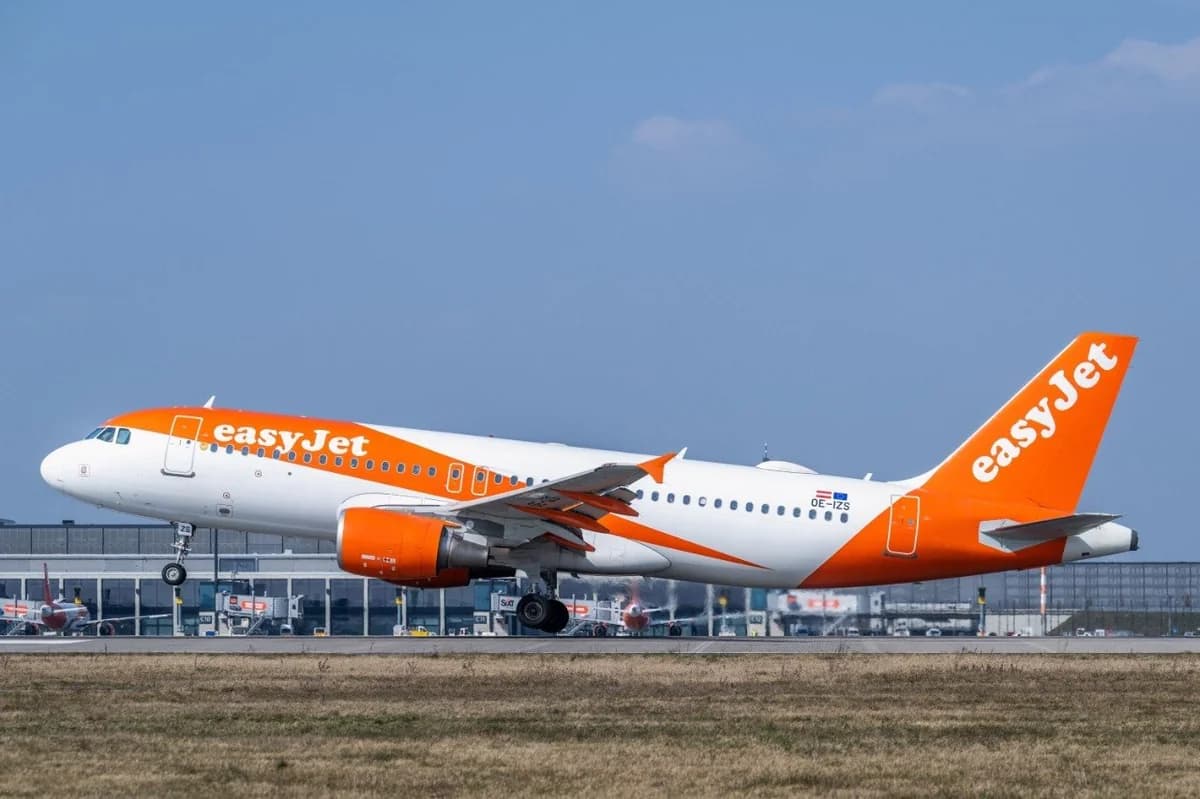 Vuelo de Easyjet: Pasajero con delirio intentó entrar en la cabina