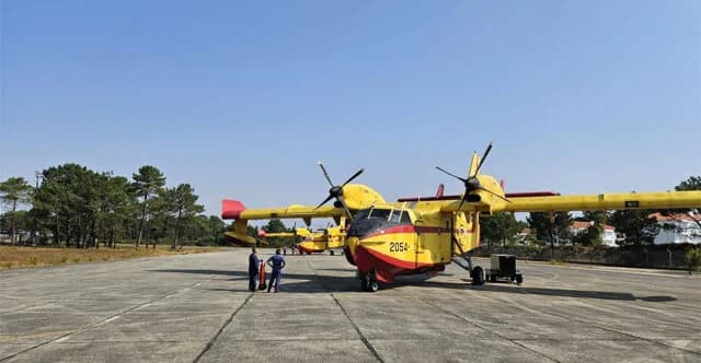 Греческие самолеты Canadair борются с пожарами в Португалии