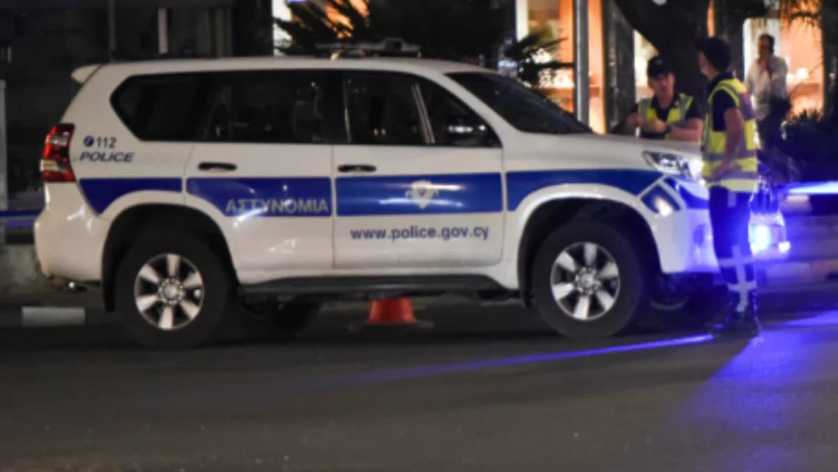 利马索尔汽车追逐：嫌疑车辆试图冲撞警察后开枪