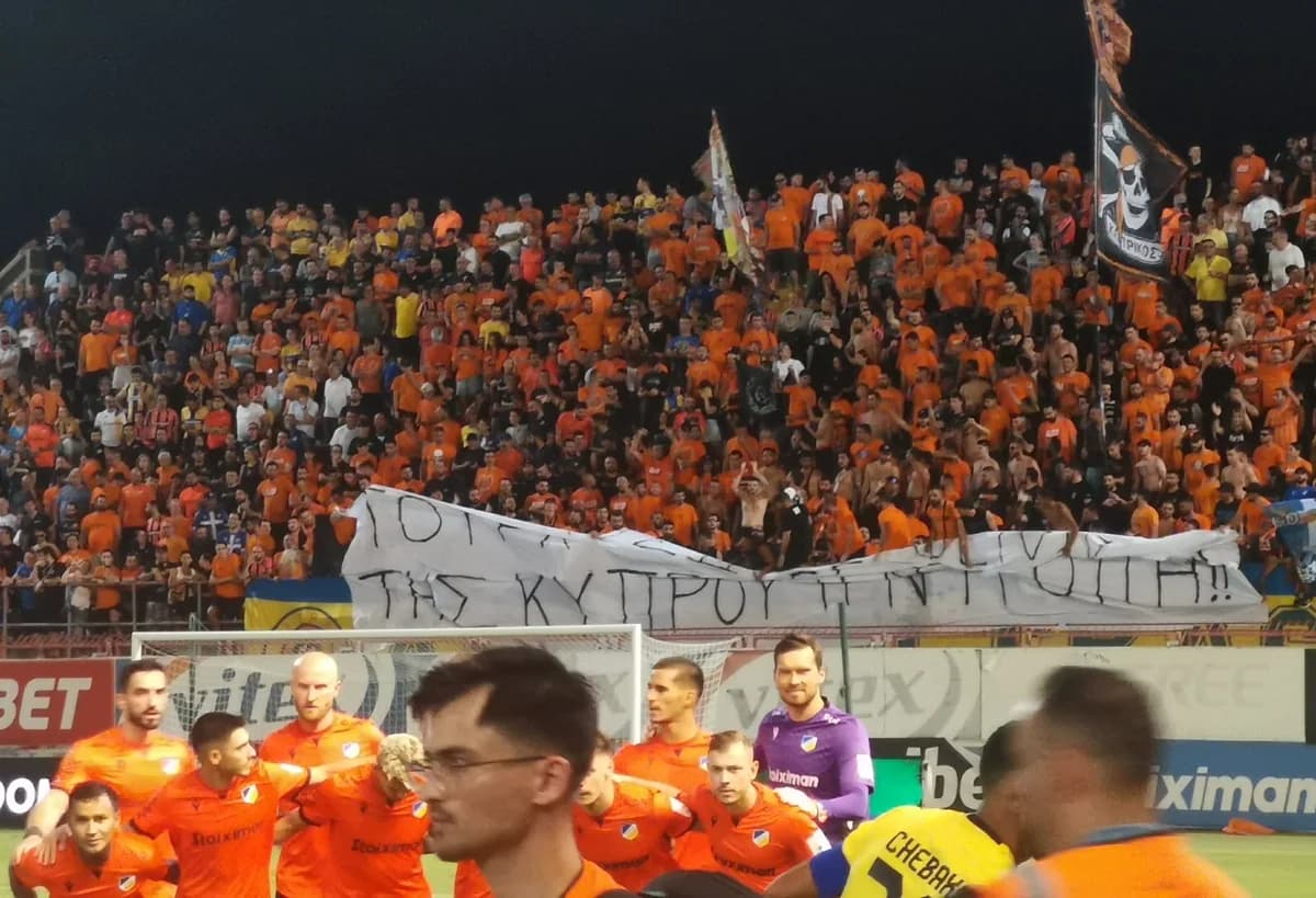 Aficionados del APOEL Protestan Contra el Eurodiputado Fidias