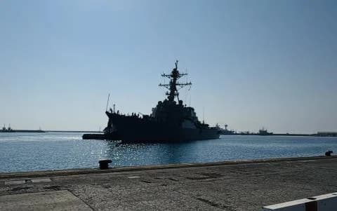 US-Zerstörer USS MITSCHER legt im Hafen von Limassol an