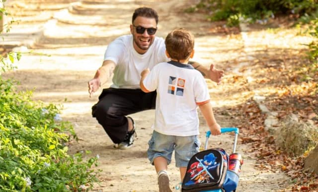 הוביג מתרגש לקראת יומו הראשון של בנו בבית הספר