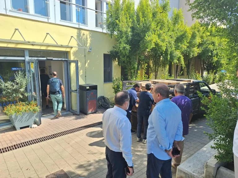 Anonymer Spender spendet Computer an Schulen in Kalamata