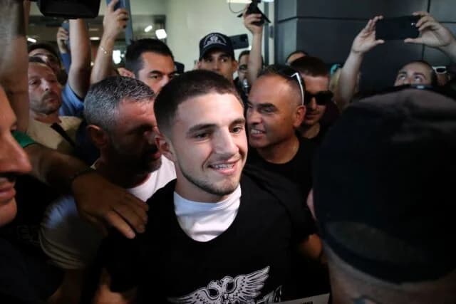 PAOK: Entusiasta bienvenida a Zafeiris en el aeropuerto de Macedonia