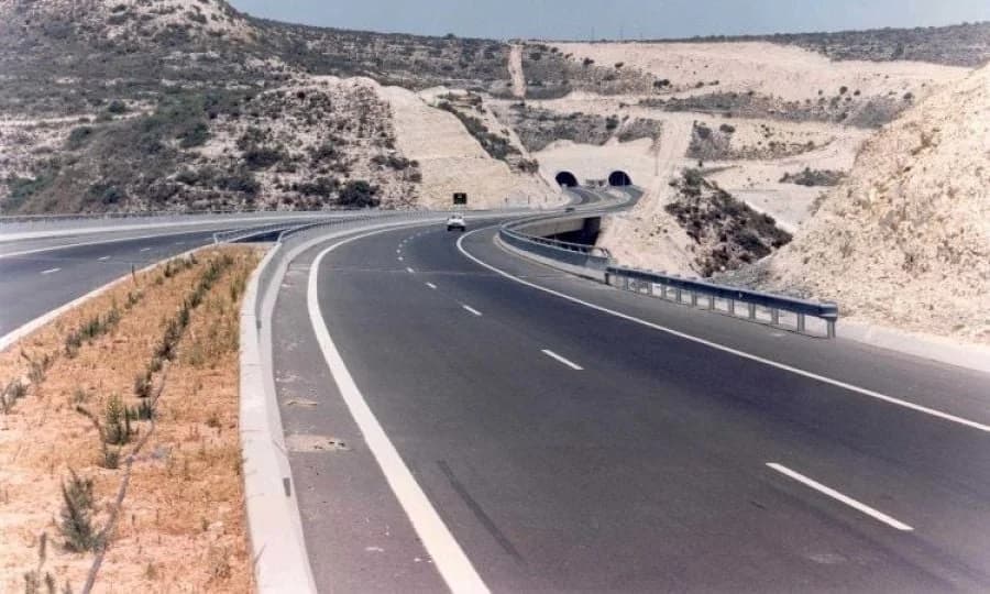 Obras de riego en la autopista Paphos-Limassol