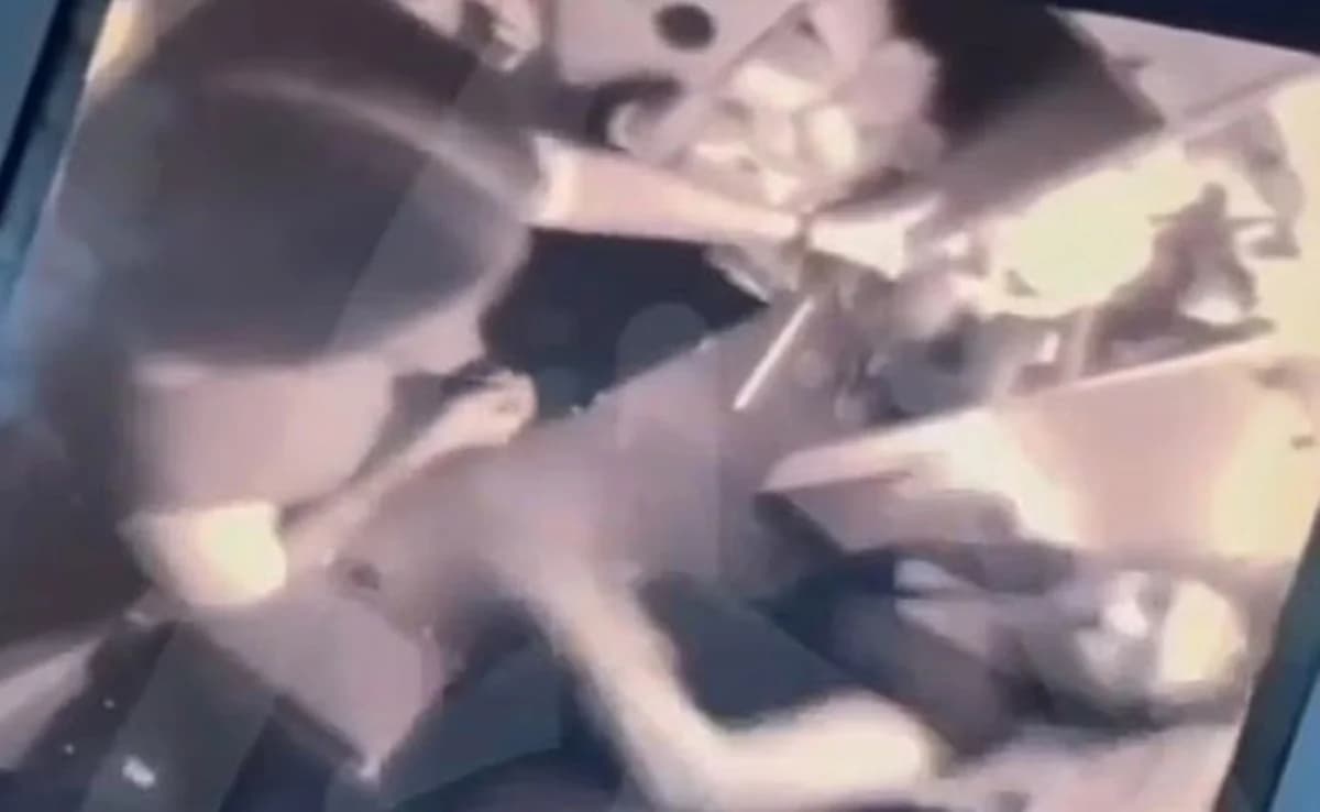 Pasajera golpea a azafata por negarle el uso del teléfono (video)