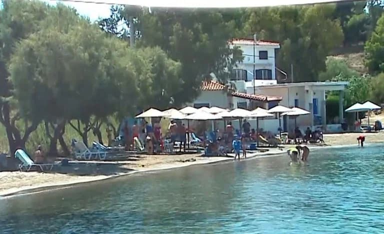 Ägina: 79-Jährige tot am Strand aufgefunden – Vorwürfe wegen fehlendem Krankenwagenfahrer