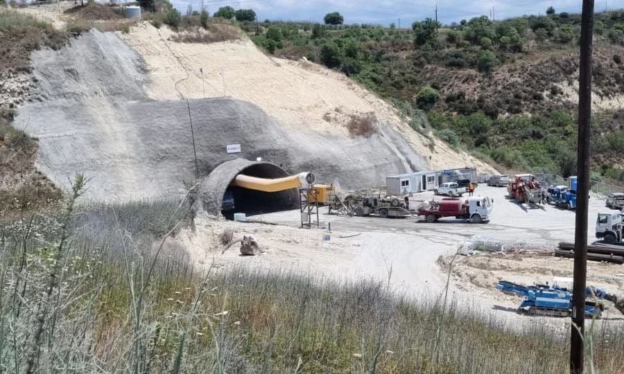 ΔΗΣΥ: Καθυστερήσεις και αυξημένο κόστος στον δρόμο Πάφου–Πόλης