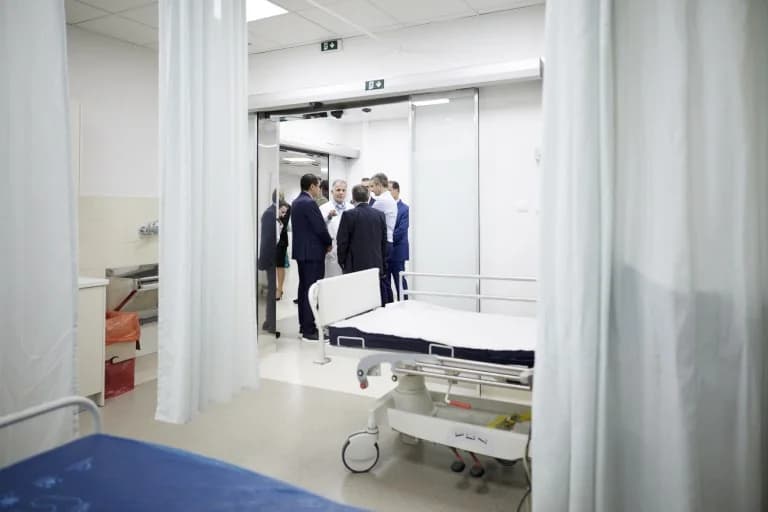 מיצוטאקיס מבקר בבית החולים היפוקרטיוס על רקע ביקורת על מערכת הבריאות הלאומית