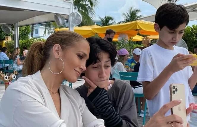 Jennifer Lopez: Tender photo with her non-binary child, Emme
