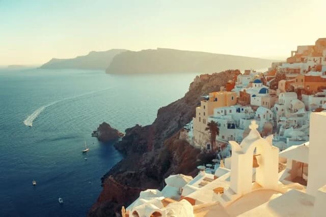 ELSTAT: Aumento del 2,6% en la facturación hotelera, caída del 22% en Santorini