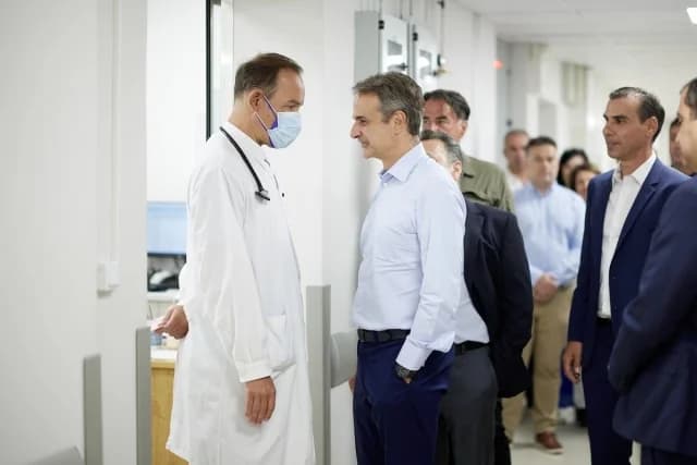 מיצוטקיס ביקר בבית החולים היפוקרטיוס כדי לבדוק את שיפוץ חדר המיון