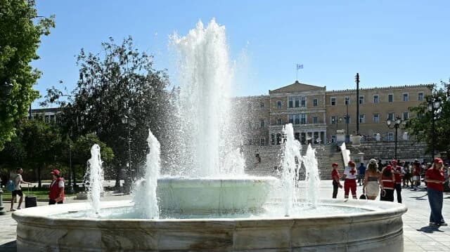 Reabre la fuente de la Plaza Syntagma tras 153 años de mantenimiento