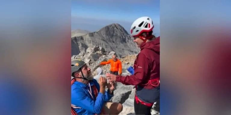 Romántica propuesta de matrimonio en la cima del Monte Olimpo