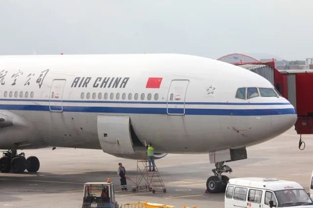 Самолет Air China совершил экстренную посадку в Сибири из-за отказа двигателя