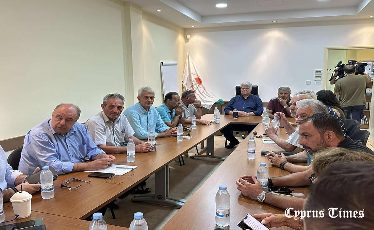 EDEK: Nunca se planteó la destitución de Apostolou