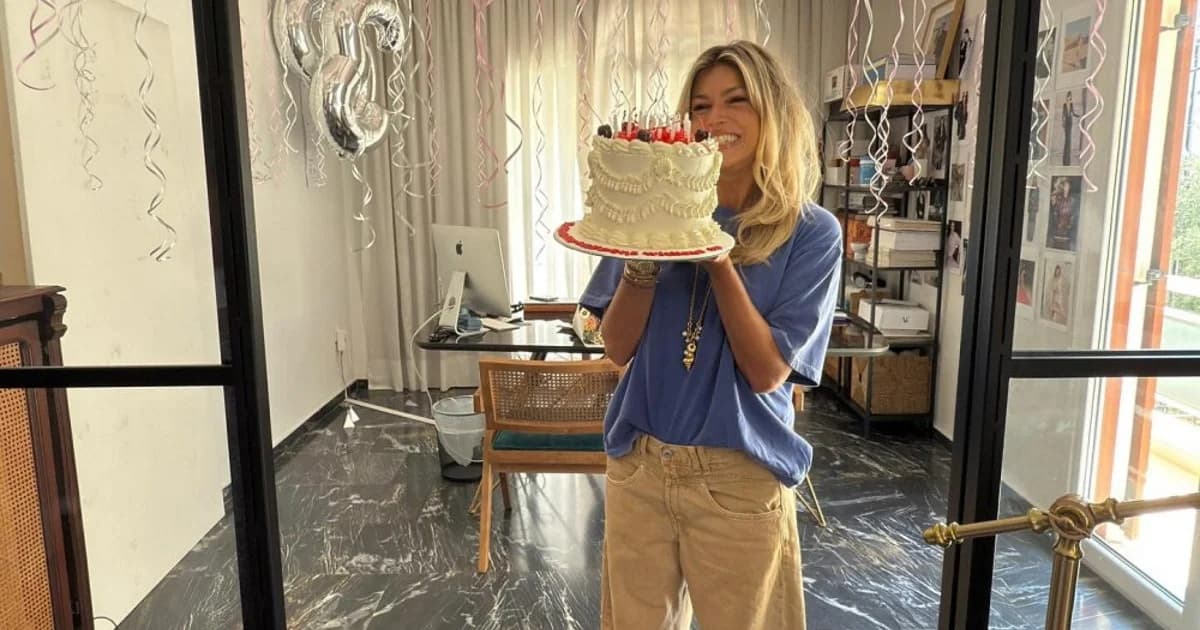 Vasia Kostara: Geburtstagsfeier mit Freunden und farbenfroher Torte