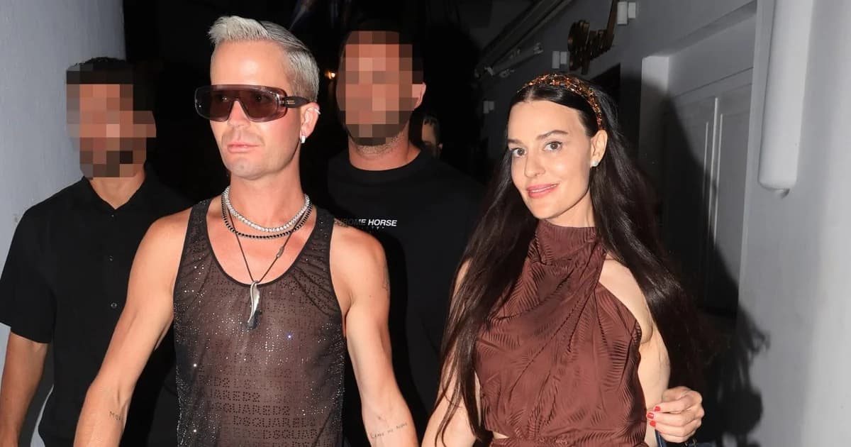 Ariana Rockefeller: In black Hermes sandals in Mykonos