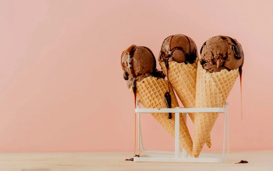 Vendedor de helados ocupa dos plazas de aparcamiento para discapacitados