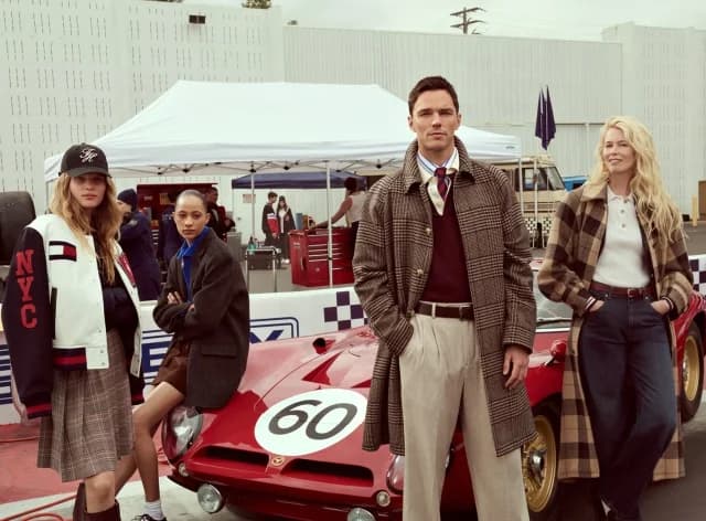 Tommy Hilfiger: Neue Herbstkampagne 2025 mit Nicholas Hoult und Claudia Schiffer