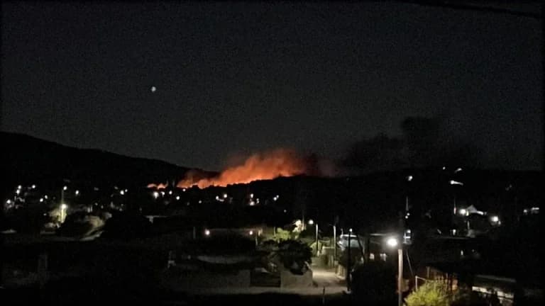 Feuer in Salamina: Alarm und Berichte über Feuerwerkskörper