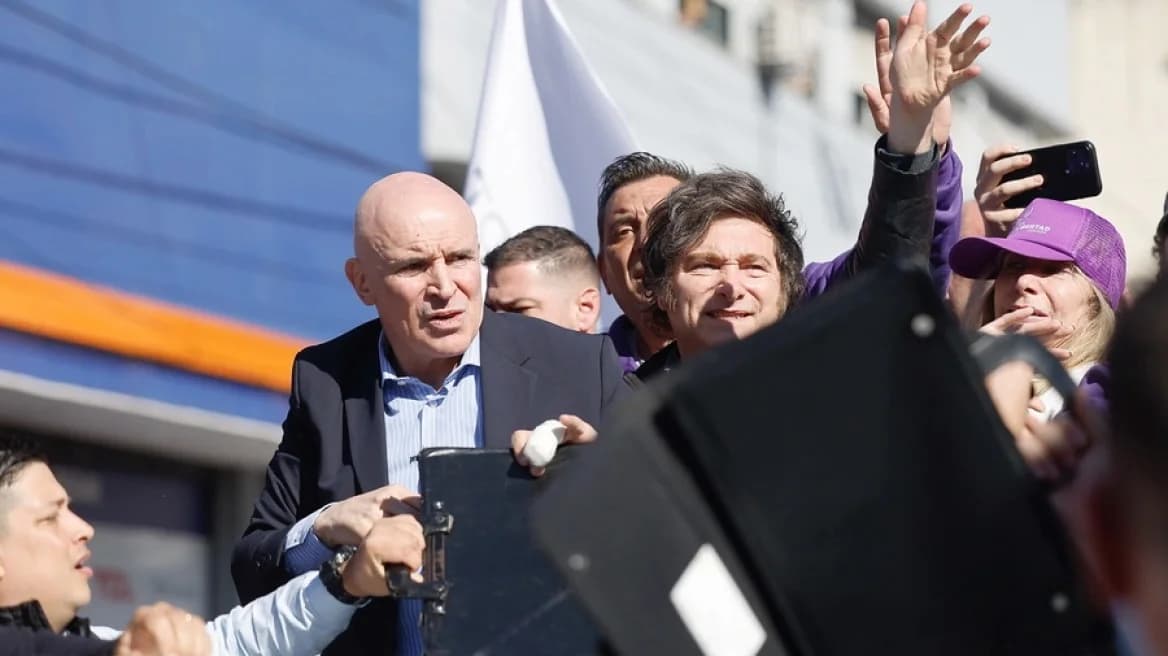 Demonstranten greifen Präsident Milei in Argentinien mit Steinen und Flaschen an