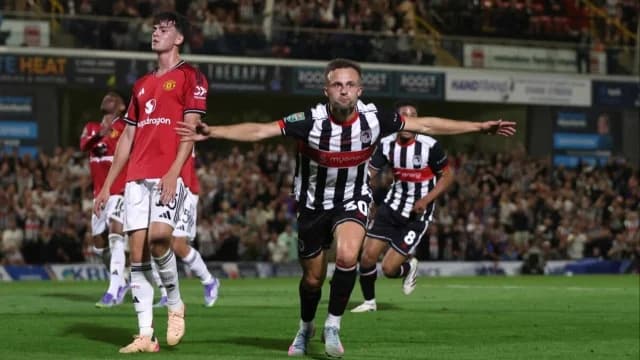 League Cup: Η Γκρίμσμπι απέκλεισε τη Μάντσεστερ Γιουνάιτεντ στα πέναλτι