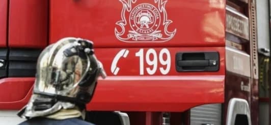 Ένας τραυματίας μετά από πυρκαγιά σε όχημα που επεκτάθηκε σε οικία