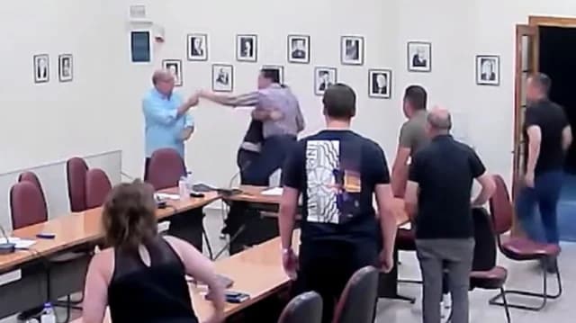Makrakomi, Fthiotida: Scuffle Breaks Out at Municipal Council Meeting - Video