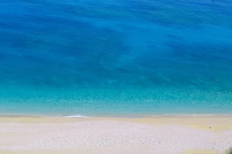 Pilion: Vater greift Nudisten am Strand an – Alle drei verhaftet