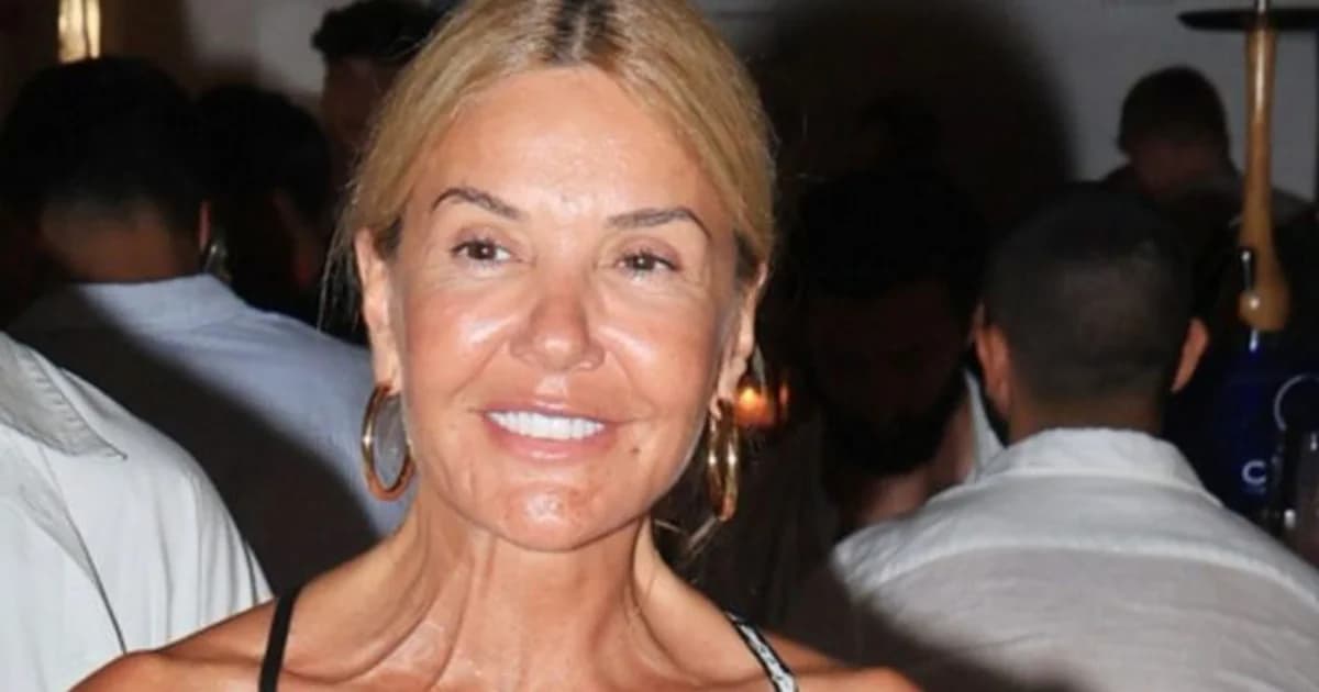 Christina Pappa vista en una salida nocturna en Mykonos