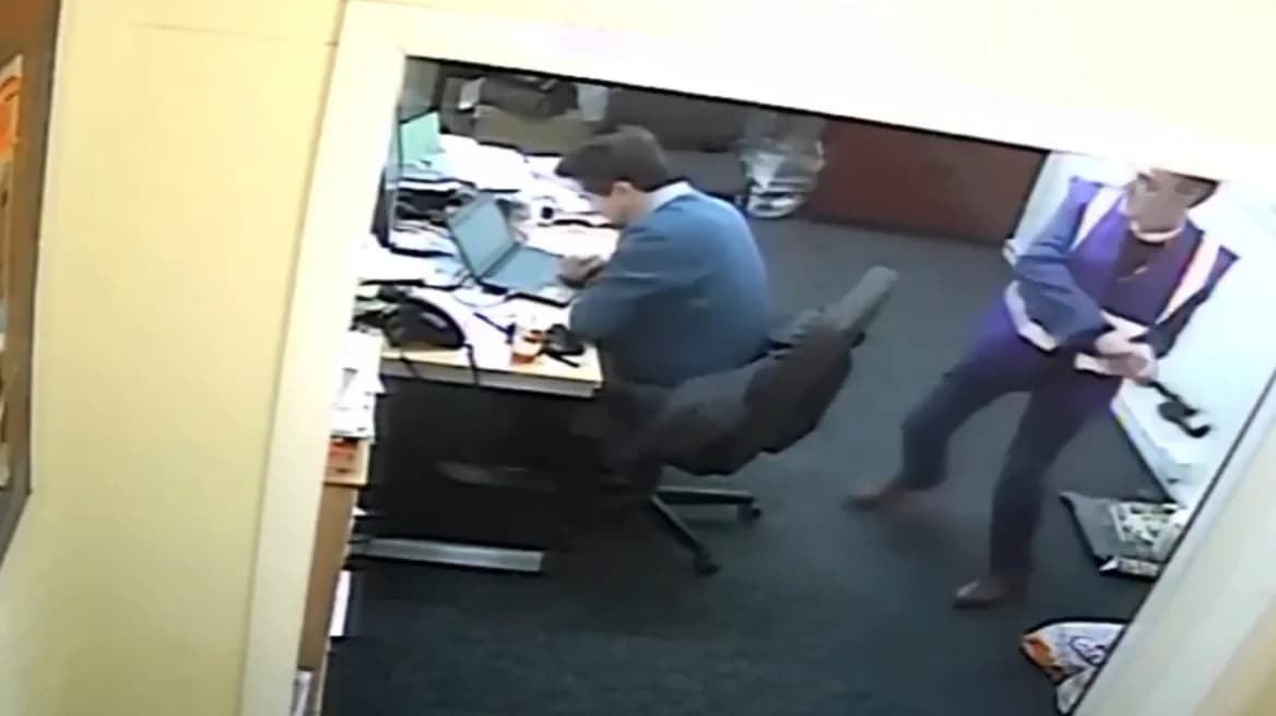 בריטניה: מנהל בית ספר תוקף עמית על רקע משולש אהבה