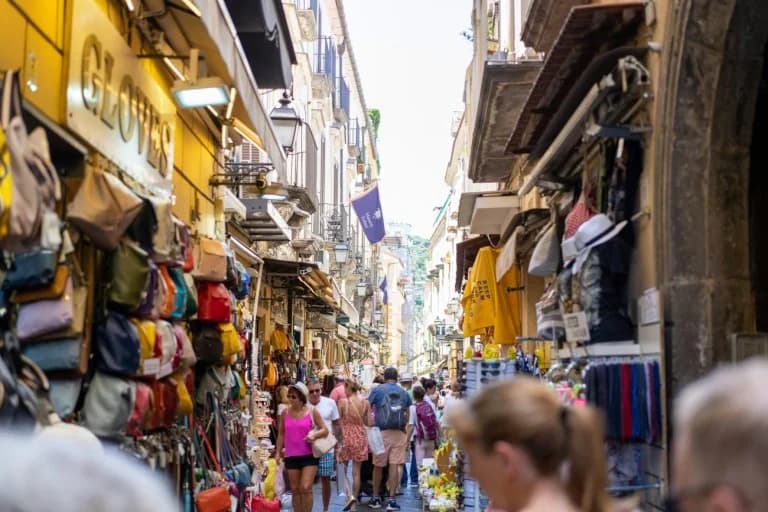 Υπερτουρισμός: Απειλεί την αυθεντικότητα των δημοφιλών προορισμών