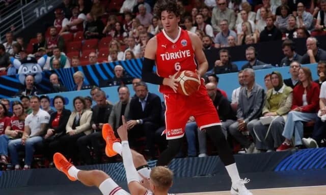 Eurobasket 2025: Osman und Milutinov in den Top 10 des ersten Tages