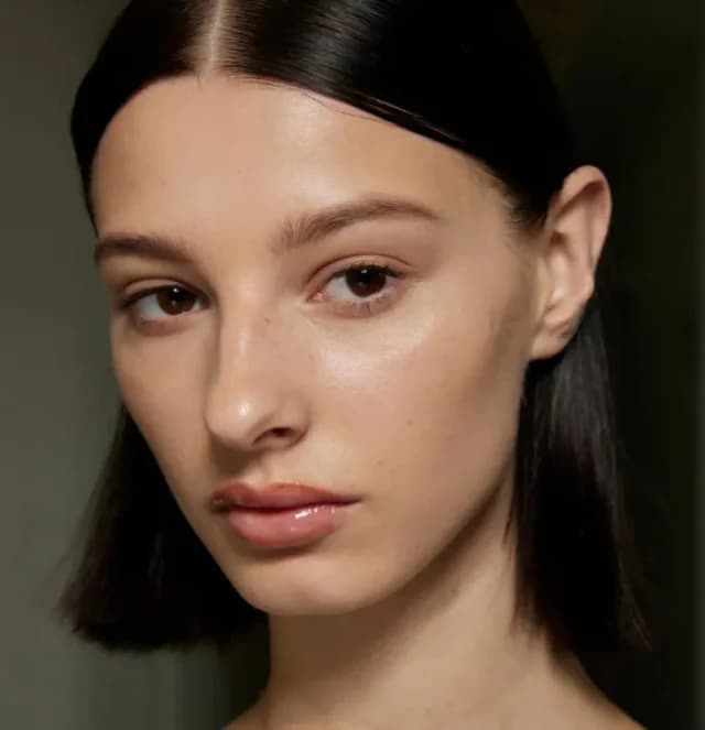 Lip Oil: Το νέο trend για ενυδατωμένα χείλη