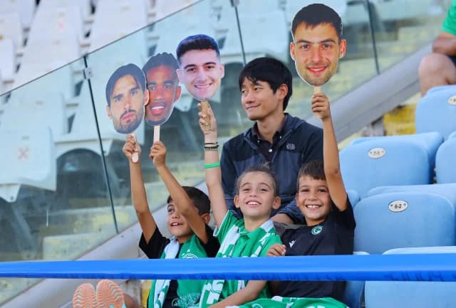 Positive Geste von jungen Omonia-Fans im GSP-Stadion