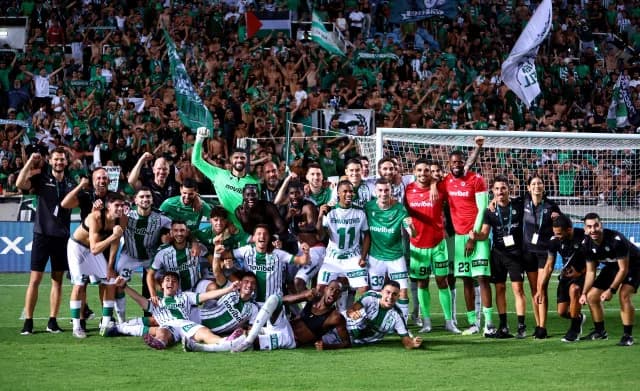 Celebración salvaje del Omonia frente a sus aficionados (fotos)