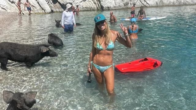Marietta Chrousala nada con cerdos en Atokos