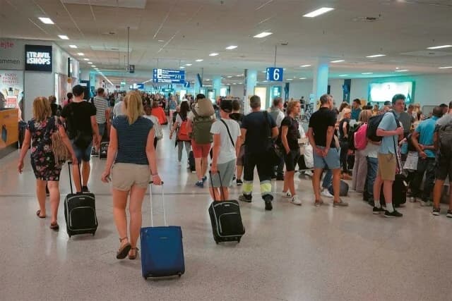יוון: עלייה של 5.3% בהגעות בינלאומיות בטיסות, ירידה בקיקלאדים